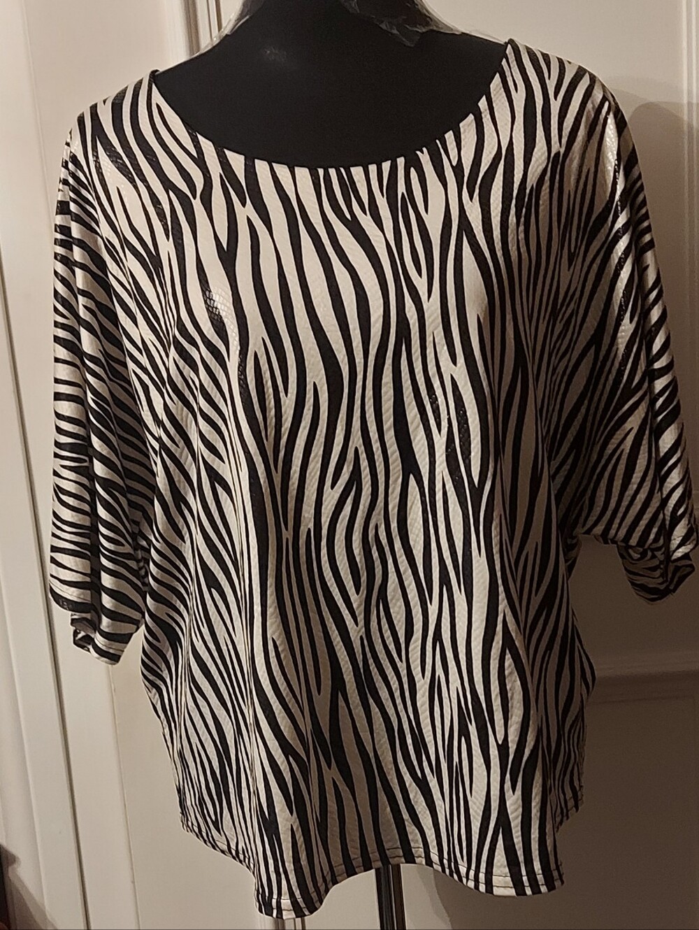 Axange Paris Zebra Print Cutout Keyhole Back Top TU - Picture 3 of 14